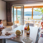 à table face au lac!