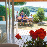 tout pour de belles vacances : fleurs, terrasse, jardin, belle vue sur le lac
