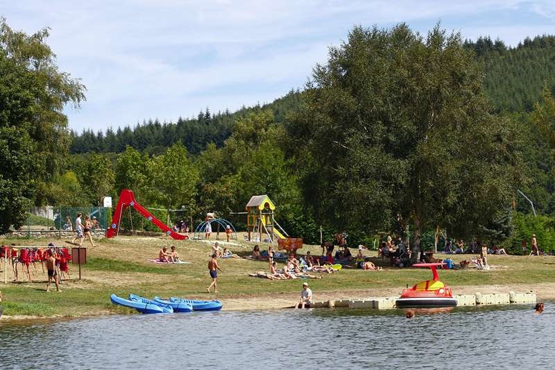 Camping aux Rives du Lac du Laouzas pour vos vacances dans le Tarn, Midi-Pyrénées