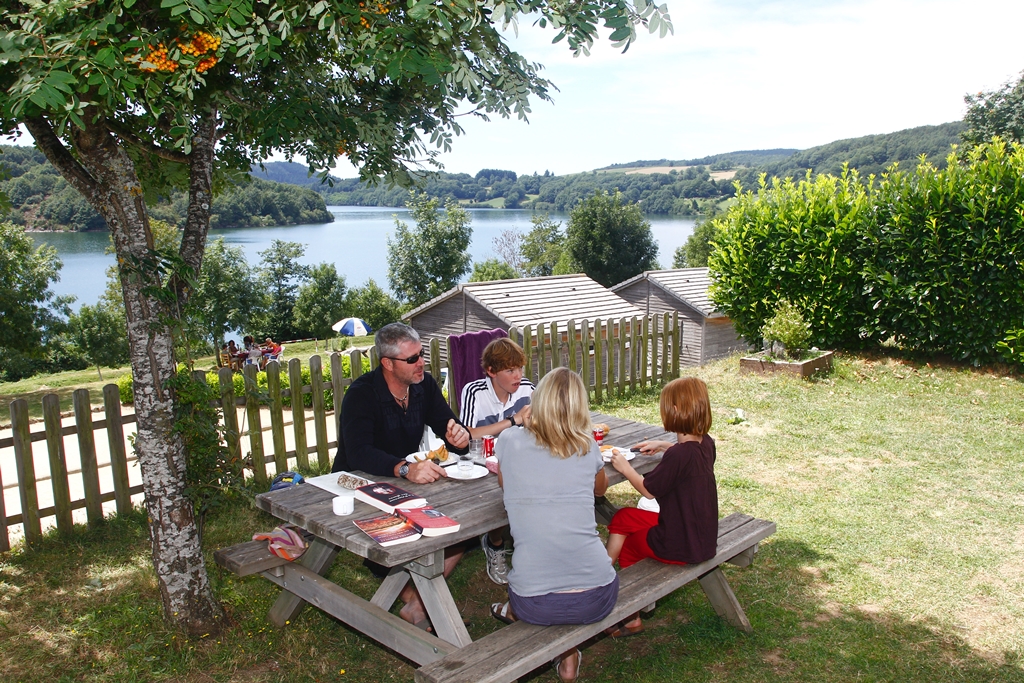 Location des Chalets du Lac Confort des Rives du Lac du Laouzas pour vos vacances dans le Tarn, Midi-Pyrénées