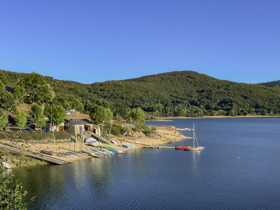 camping en bord de lac avec ecole de voile tarn